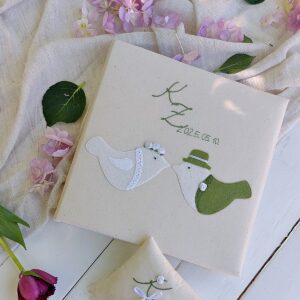 Esküvői vendégkönyv hímzett monogrammal